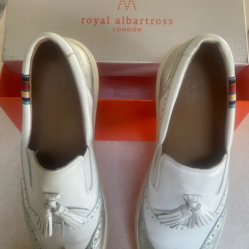 Beautiful Silver & White Golf shoes.